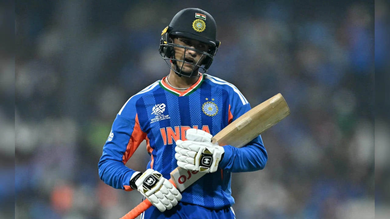 ಟಿ20 ರ್ಯಾಂಕಿಂಗ್​ನಲ್ಲಿ ಪ್ರಸ್ತುತ ಅಗ್ರಸ್ಥಾನದಲ್ಲಿರುವ ಟೀಂ ಇಂಡಿಯಾದ ಆರಂಭಿಕ ಬ್ಯಾಟರ್ ಅಭಿಷೇಕ್ ಶರ್ಮಾಗೆ ಅವರ ಚೊಚ್ಚಲ ಟಿ20 ವಿಶ್ವಕಪ್ ದುಃಸ್ವಪ್ನದಂತೆ ಕಾಡಲಾರಂಭಿಸಿದೆ. ಈ ಪಂದ್ಯಾವಳಿಯಲ್ಲಿ ಇದುವರೆಗೆ 3 ಪಂದ್ಯಗಳನ್ನಾಡಿರುವ ಅಭಿಷೇಕ್​ಗೆ ಖಾತೆ ತೆರೆಯಲು ಸಾಧ್ಯವಾಗಿಲ್ಲ. ಇದು ತಂಡಕ್ಕೆ ದೊಡ್ಡ ತಲೆನೋವು ನೀಡಲಾರಂಬಿಸಿದೆ.