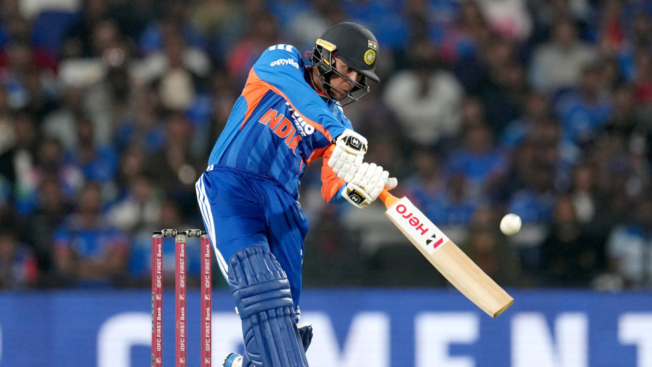 ಅಭಿಷೇಕ್ ಶರ್ಮಾ ಮೊದಲ ಬಾರಿಗೆ ಟಿ20 ವಿಶ್ವಕಪ್‌ನಲ್ಲಿ ಆಡಲಿದ್ದಾರೆ. 2024 ರಲ್ಲಿ ಟೀಂ ಇಂಡಿಯಾ ಪರ ಪಾದಾರ್ಪಣೆ ಮಾಡಿರುವ ಅಭಿಷೇಕ್ ಶರ್ಮಾ, ರೋಹಿತ್ ಶರ್ಮಾ ನಿವೃತ್ತಿಯ ನಂತರ ತಂಡದಲ್ಲಿ ಆರಂಭಿಕನಾಗಿ ಆಡುತ್ತಿದ್ದಾರೆ. ಅಂದಿನಿಂದ ಟಿ20 ತಂಡದ ಭಾಗವಾಗಿರುವ ಅಭಿಷೇಕ್ 38 ಟಿ20 ಪಂದ್ಯಗಳಲ್ಲಿ 194.74 ಸ್ಟ್ರೈಕ್ ರೇಟ್‌ನಲ್ಲಿ 1297 ರನ್ ಗಳಿಸಿದ್ದಾರೆ. 
