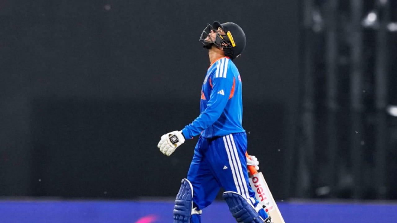 ಟೀಂ ಇಂಡಿಯಾದ ಸ್ಟಾರ್ ಓಪನರ್ ಅಭಿಷೇಕ್ ಶರ್ಮಾಗೆ 2026 ರ ಟಿ20 ವಿಶ್ವಕಪ್ ದುಃಸ್ವಪ್ನಕ್ಕಿಂತ ಕಡಿಮೆ ಇಲ್ಲ. ಏಕೆಂದರೆ ಆಡಿರುವ 4 ಪಂದ್ಯಗಳಲ್ಲಿ ಅಭಿಷೇಕ್ ಖಾತೆ ತೆರೆದಿರುವುದು ಏಕೈಕ ಪಂದ್ಯದಲ್ಲಿ ಮಾತ್ರ. ಅಂದರೆ ಉಳಿದಿರುವ ಮೂರು ಪಂದ್ಯಗಳಲ್ಲಿ ಅಭಿಷೇಕ್ ಸೊನ್ನೆ ಸುತ್ತಿದ್ದಾರೆ. ಆದಾಗ್ಯೂ ಐಸಿಸಿ ಟಿ20 ಬ್ಯಾಟ್ಸ್‌ಮನ್​ಗಳ ರ್ಯಾಂಕಿಂಗ್​ನಲ್ಲಿ ಅಭಿಷೇಕ್ ಸ್ಥಾನಕ್ಕೆ ಯಾವುದೇ ಕುತ್ತು ಬಂದಿಲ್ಲ.