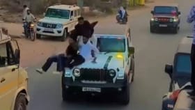 ಥಾರ್ ಮೇಲೆ ಕುಳಿತು ಪುಂಡಾಟ ಮಾಡುತ್ತಿದ್ದವರ ಪ್ರಾಣ ಹೋಗ್ತಿತ್ತು