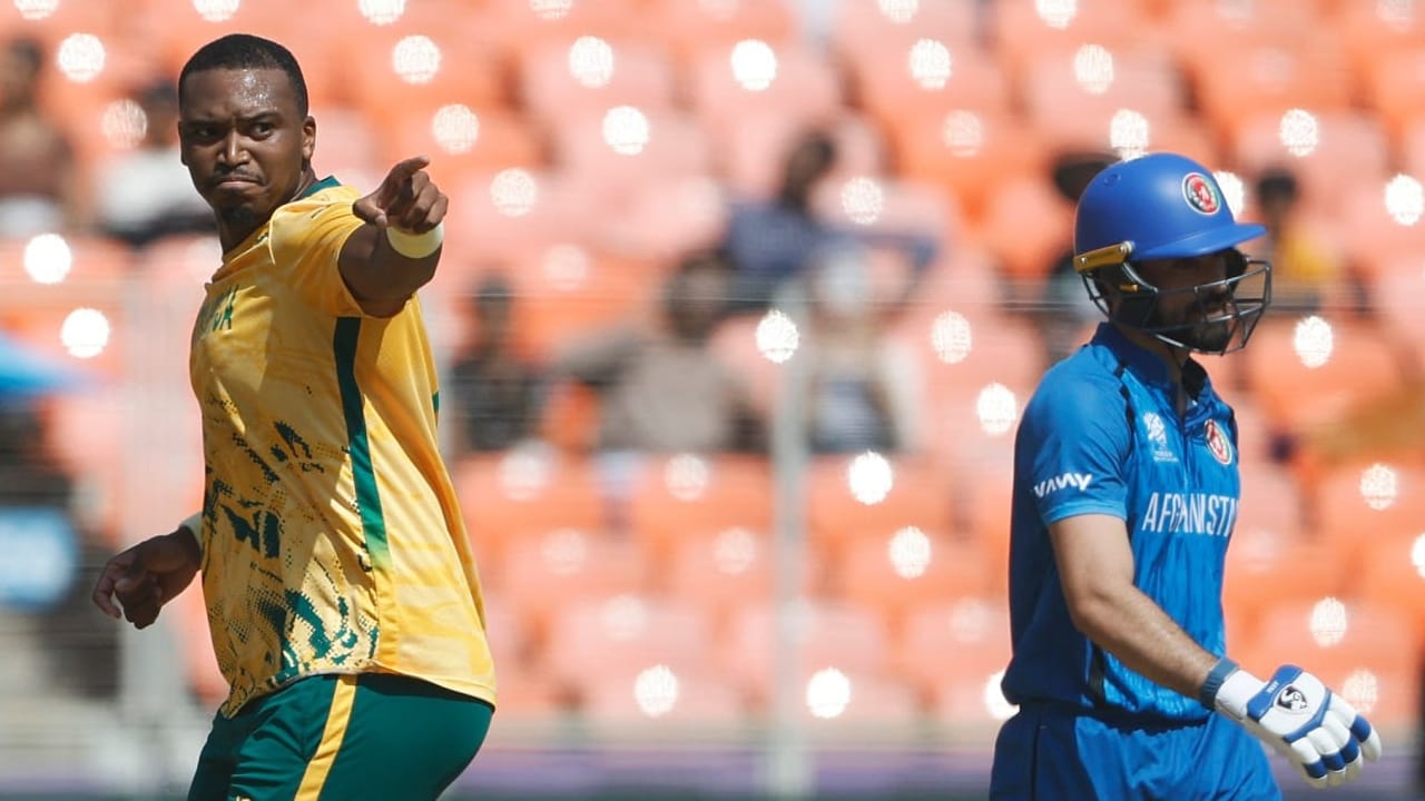 ಇದೀಗ ಟಿ20 ವಿಶ್ವಕಪ್‌ನಲ್ಲಿ ಮೊದಲ ಡಬಲ್ ಸೂಪರ್ ಓವರ್ ಆಡಿದ ತಂಡಗಳೆಂಬ ದಾಖಲೆಯನ್ನು ಸೌತ್ ಆಫ್ರಿಕಾ-ಅಫ್ಘಾನಿಸ್ತಾನ್ ತಮ್ಮದಾಗಿಸಿಕೊಂಡಿದ್ದಾರೆ. ಅಹಮದಾಬಾದಿನ ನರೇಂದ್ರ ಮೋದಿ ಸ್ಟೇಡಿಯಂನಲ್ಲಿ ನಡೆದ ಟಿ೨೦ ವಿಶ್ವಕಪ್‌ನ 13ನೇ ಪಂದ್ಯದಲ್ಲಿ ಉಭಯ ತಂಡಗಳು 187 ರನ್ ಗಳಿಸಿದ್ದರಿಂದ ಪಂದ್ಯ ಟೈ ಆಯಿತು. ಆ ಬಳಿಕ ನಡೆದ ಮೊದಲ ಸೂಪರ್ ಓವರ್‌ನಲ್ಲಿ ಅಫ್ಘಾನಿಸ್ತಾನ್ 17 ರನ್ ಕಲೆಹಾಕಿತು. ಈ ಗುರಿ ಬೆನ್ನತ್ತಿದ ಸೌತ್ ಆಫ್ರಿಕಾ ಕೂಡ 17 ರನ್ ಗಳಿಸಿತು.