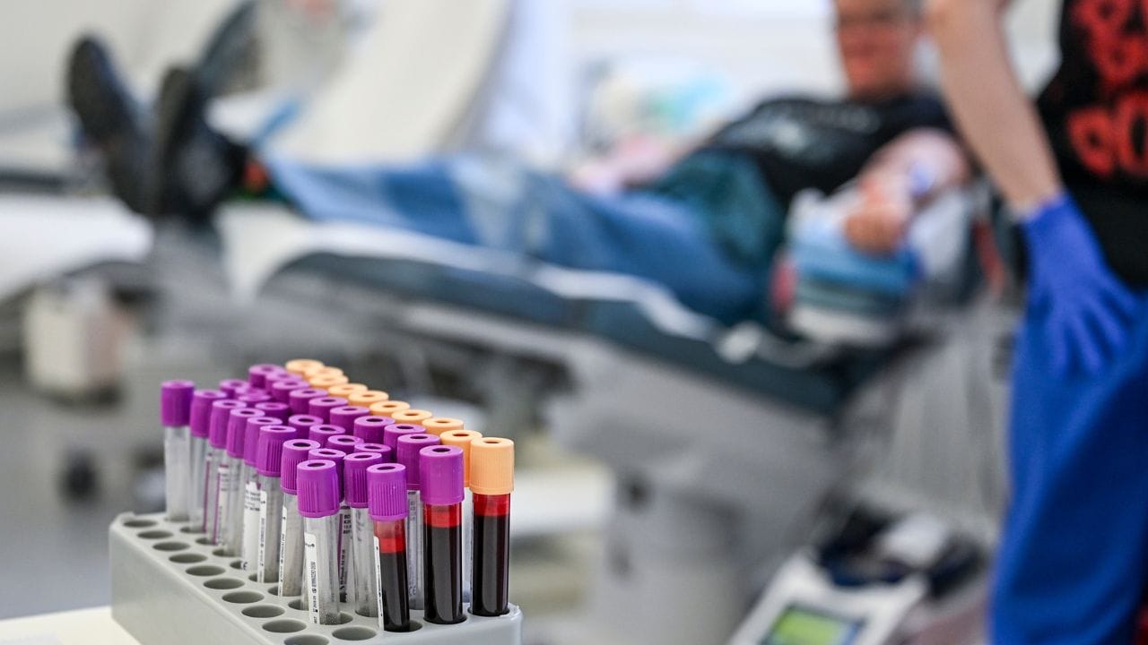 ರಕ್ತ ಪರೀಕ್ಷೆಯಿಂದ ಅಲ್ಝೈಮರ್ ಕಾಯಿಲೆಯನ್ನು ಪತ್ತೆ ಹಚ್ಚಬಹುದೇ? ಏನಿದು ಹೊಸ ಸಂಶೋಧನೆ? ರಕ್ತ ಪರೀಕ್ಷೆಯಿಂದ ಅಲ್ಝೈಮರ್ ಕಾಯಿಲೆಯನ್ನು ಪತ್ತೆ ಹಚ್ಚಬಹುದೇ? ಏನಿದು ಹೊಸ ಸಂಶೋಧನೆ?