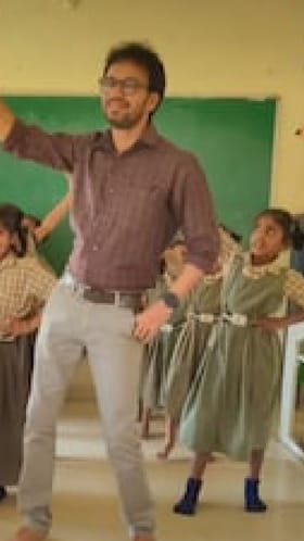 ಡ್ಯಾನ್ಸ್ ಮೂಲಕ ವಾರಗಳನ್ನು ಕಲಿಸುವ ಆಂಧ್ರದ ಮೇಷ್ಟ್ರು!