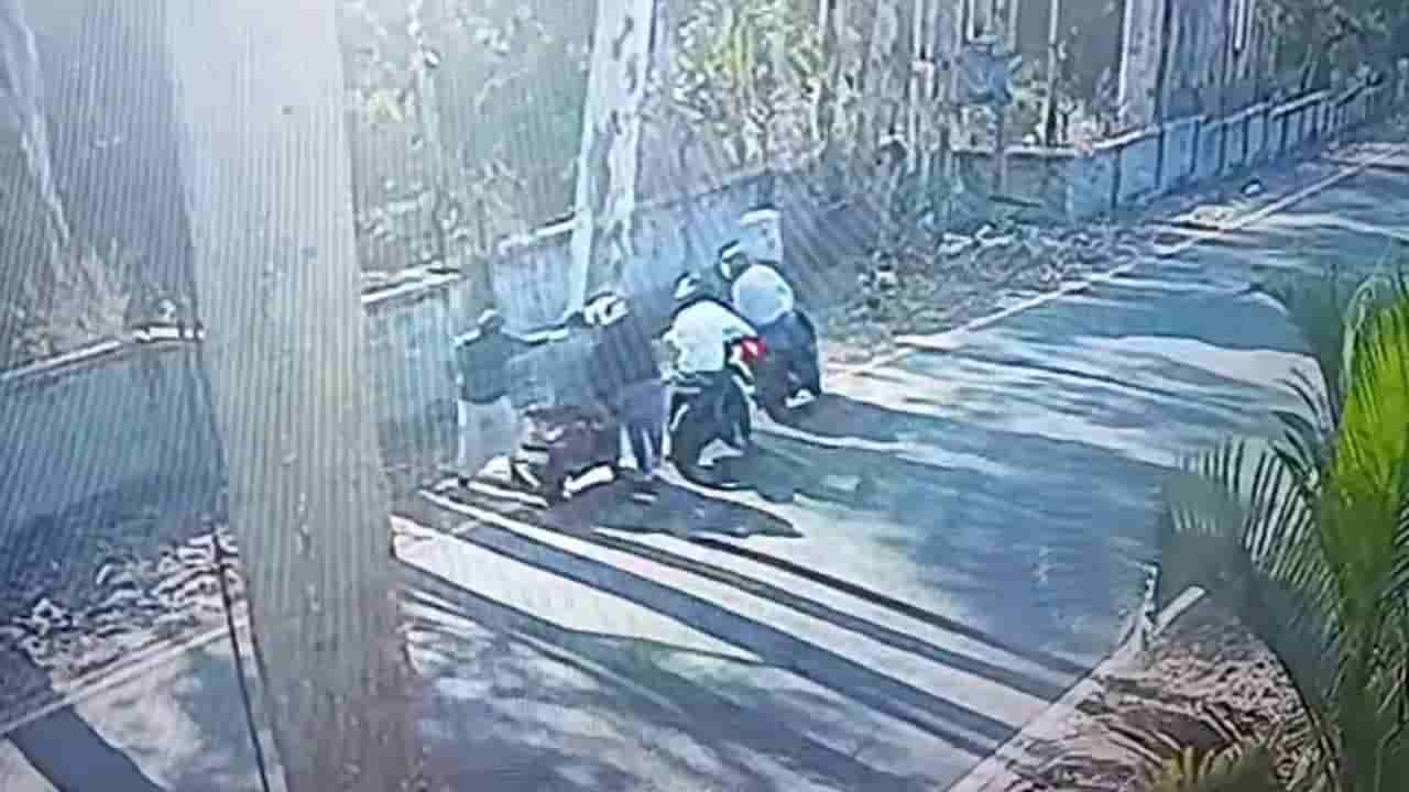 ಸಿನಿಮಾ ಸ್ಟೈಲಲ್ಲಿ ಯುವಕನ ಅಡ್ಡಗಟ್ಟಿ, ಲಾಂಗ್ ಬೀಸಿ 31 ಕ್ಷ ರೂ. ದರೋಡೆ: ಸಿಸಿಟಿವಿ ಕ್ಯಾಮರಾದಲ್ಲಿ ಸೆರೆಯಾಯ್ತು ಭಯಾನಕ ಕೃತ್ಯ