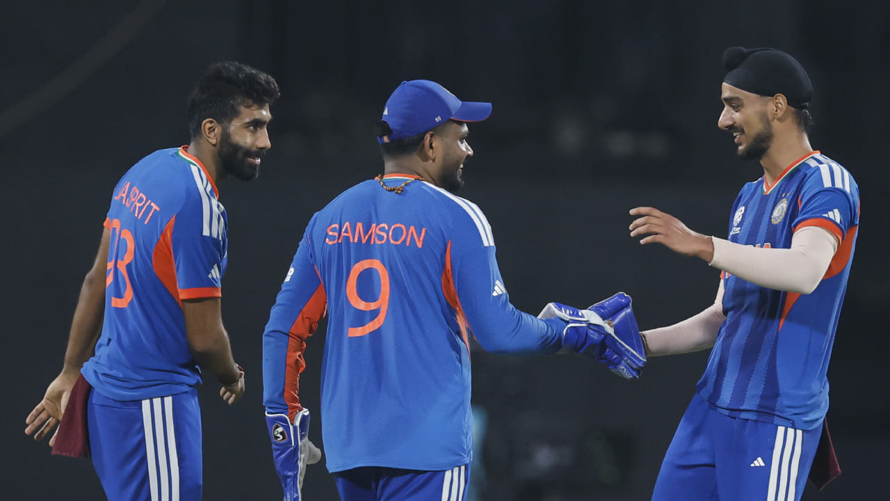 ಜಸ್ಪ್ರೀತ್ ಬುಮ್ರಾ ಟಿ20 ವಿಶ್ವಕಪ್‌ನಲ್ಲಿ ಇದುವರೆಗೆ 33 ವಿಕೆಟ್‌ಗಳನ್ನು ಕಬಳಿಸಿದ್ದಾರೆ. ಇದೀಗ ಬುಮ್ರಾರನ್ನು ಹಿಂದಿಕ್ಕಿರುವ ಅರ್ಷದೀಪ್ ಸಿಂಗ್ 35 ವಿಕೆಟ್‌ಗಳನ್ನು ಪಡೆದಿದ್ದಾರೆ. ಇದುವರೆಗೆ ಟಿ20 ವಿಶ್ವಕಪ್​ನಲ್ಲಿ 19 ಪಂದ್ಯಗಳನ್ನಾಡಿರುವ ಅರ್ಷದೀಪ್ 14.25 ಸರಾಸರಿಯಲ್ಲಿ 35 ವಿಕೆಟ್‌ಗಳನ್ನು ಪಡೆದಿದ್ದಾರೆ.