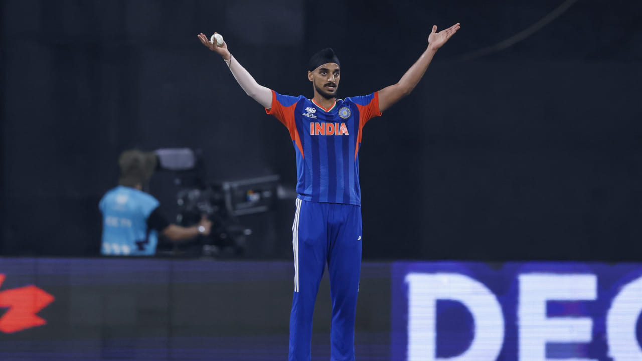 ಈ ಪಂದ್ಯದಲ್ಲಿ ಅರ್ಷದೀಪ್ ಸಿಂಗ್ ನಾಲ್ಕು ಓವರ್ ಬೌಲಿಂಗ್ ಮಾಡಿ ಕೇವಲ 24 ರನ್ ನೀಡಿ ಮೂರು ವಿಕೆಟ್ ಪಡೆದರು. ಇದರೊಂದಿಗೆ, ಅವರು ಟಿ20 ವಿಶ್ವಕಪ್ ಇತಿಹಾಸದಲ್ಲಿ ಅತಿ ಹೆಚ್ಚು ವಿಕೆಟ್ ಪಡೆದ ಭಾರತೀಯ ಬೌಲರ್ ಎನಿಸಿಕೊಂಡರು. ಈ ದಾಖಲೆ ಈ ಹಿಂದೆ ಜಸ್ಪ್ರೀತ್ ಬುಮ್ರಾ ಅವರ ಹೆಸರಿನಲ್ಲಿತ್ತು.
