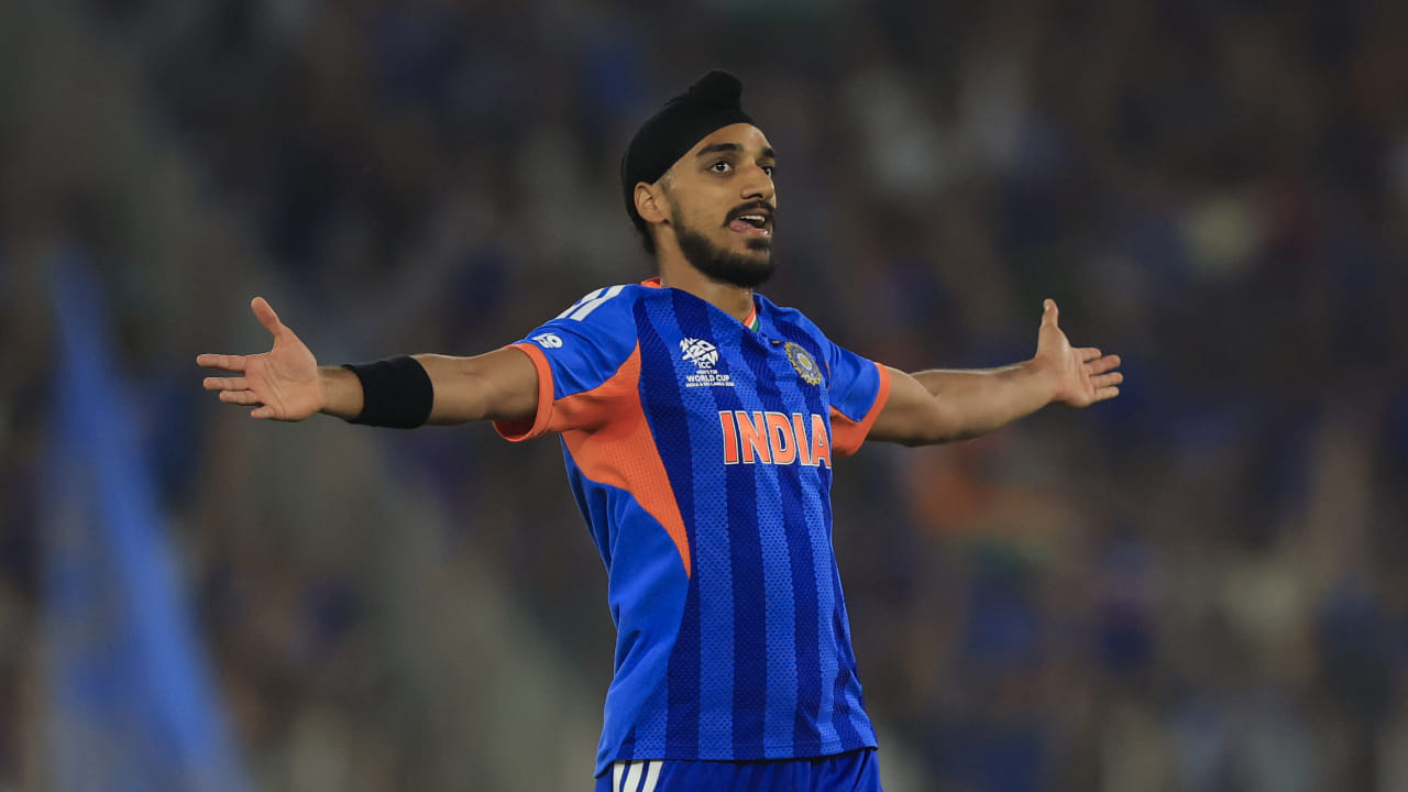 ಜಿಂಬಾಬ್ವೆ ವಿರುದ್ಧದ ಆರಂಭಿಕ ಓವರ್​ಗಳಲ್ಲಿ ಅರ್ಷದೀಪ್ ಸಿಂಗ್ ವಿಕೆಟ್ ಪಡೆಯಲಿಲ್ಲ. ಆದರೆ ಆ ನಂತರ ಅದ್ಭುತ ಕಮ್‌ಬ್ಯಾಕ್ ಮಾಡಿದ ಅರ್ಷದೀಪ್, ಮೊದಲು ಸಿಕಂದರ್ ರಾಜಾ ಅವರನ್ನು ಔಟ್ ಮಾಡಿದರು, ನಂತರ ಅದೇ ಓವರ್‌ನಲ್ಲಿ ರಯಾನ್ ಬರ್ಲ್ ಅವರನ್ನು ಔಟ್ ಮಾಡಿದರು. ಕೊನೆಯಲ್ಲಿ ಅದ್ಭುತ ಯಾರ್ಕರ್‌ ಮೂಲಕ ಟೋನಿ ಮುನ್ಯೊಂಗಾ ಅವರನ್ನು ಬೌಲ್ಡ್ ಮಾಡಿದರು. 
