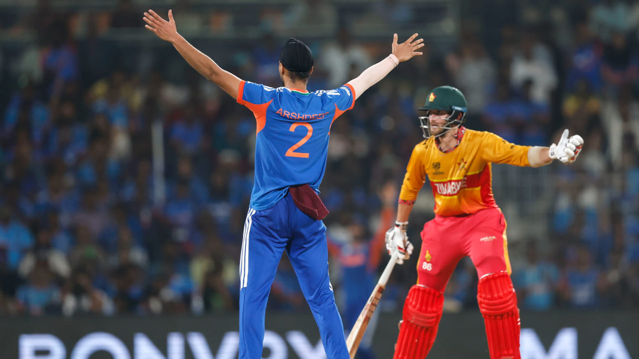 2026 ರ ಟಿ20 ವಿಶ್ವಕಪ್‌ನ ಸೂಪರ್ 8 ಸುತ್ತಿನಲ್ಲಿ ಜಿಂಬಾಬ್ವೆ ವಿರುದ್ಧ ಭಾರತ 72 ರನ್‌ಗಳ ಜಯ ಸಾಧಿಸಿದೆ. ಈ ಗೆಲುವಿನಲ್ಲಿ ತಂಡದ ಸಾಂಘಿಕ ಪ್ರದರ್ಶನ ಪ್ರಮುಖವಾಗಿತ್ತು. ಇನ್ನು ಬೌಲಿಂಗ್​ನಲ್ಲಿ ಅದ್ಭುತ ಪ್ರದರ್ಶನ ನೀಡಿದ ಅರ್ಷದೀಪ್ ಸಿಂಗ್ 3 ವಿಕೆಟ್ ಪಡೆಯುವ ಮೂಲಕ ಜಸ್ಪ್ರೀತ್ ಬುಮ್ರಾ ಅವರನ್ನು ಹಿಂದಿಕ್ಕಿ ವಿಶೇಷ ಪಟ್ಟಿಯಲ್ಲಿ ನಂಬರ್ ಒನ್ ಸ್ಥಾನವನ್ನು ಅಲಂಕರಿಸಿದರು.
