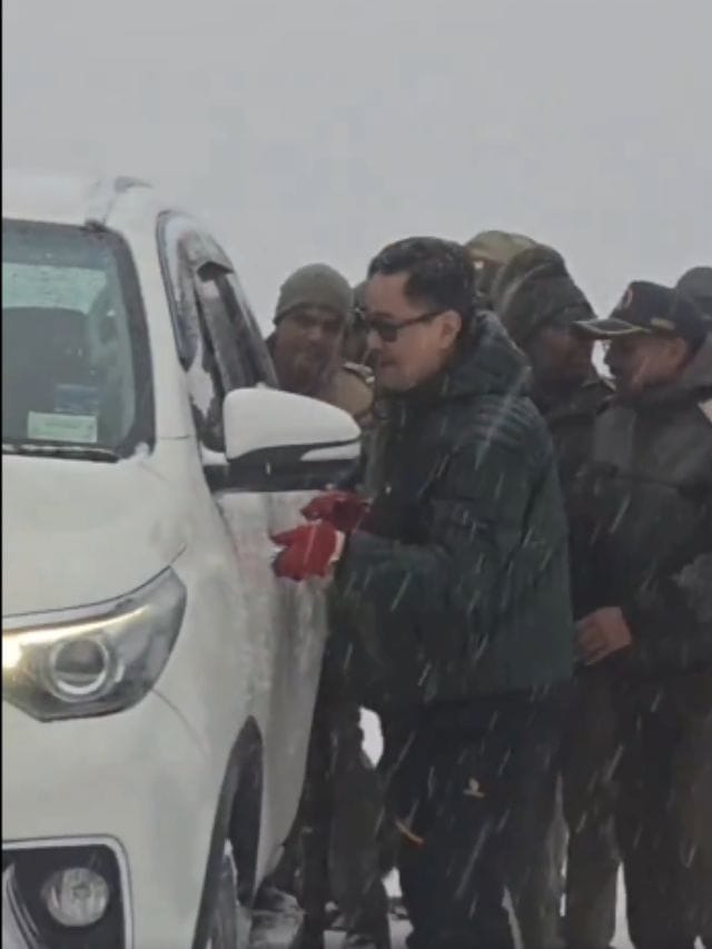 ಹಿಮಪಾತದ ನಡುವೆ ಸಿಲುಕಿದ್ದ ಕಾರನ್ನು ತಳ್ಳಿದ ಕೇಂದ್ರ ಸಚಿವ ಕಿರಣ್ ರಿಜಿಜು