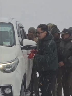 ಹಿಮಪಾತದ ನಡುವೆ ಸಿಲುಕಿದ್ದ ಕಾರನ್ನು ತಳ್ಳಿದ್ದ ಕೇಂದ್ರ ಸಚಿವ ಕಿರಣ್ ರಿಜಿಜು