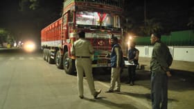 ಚಲಿಸುತ್ತಿದ್ದ ಲಾರಿ ಏರಿ ಸಿನಿಮಾ ಸ್ಟೈಲ್​​ನಲ್ಲಿ ಮಾರಣಾಂತಿಕ ಹಲ್ಲೆ