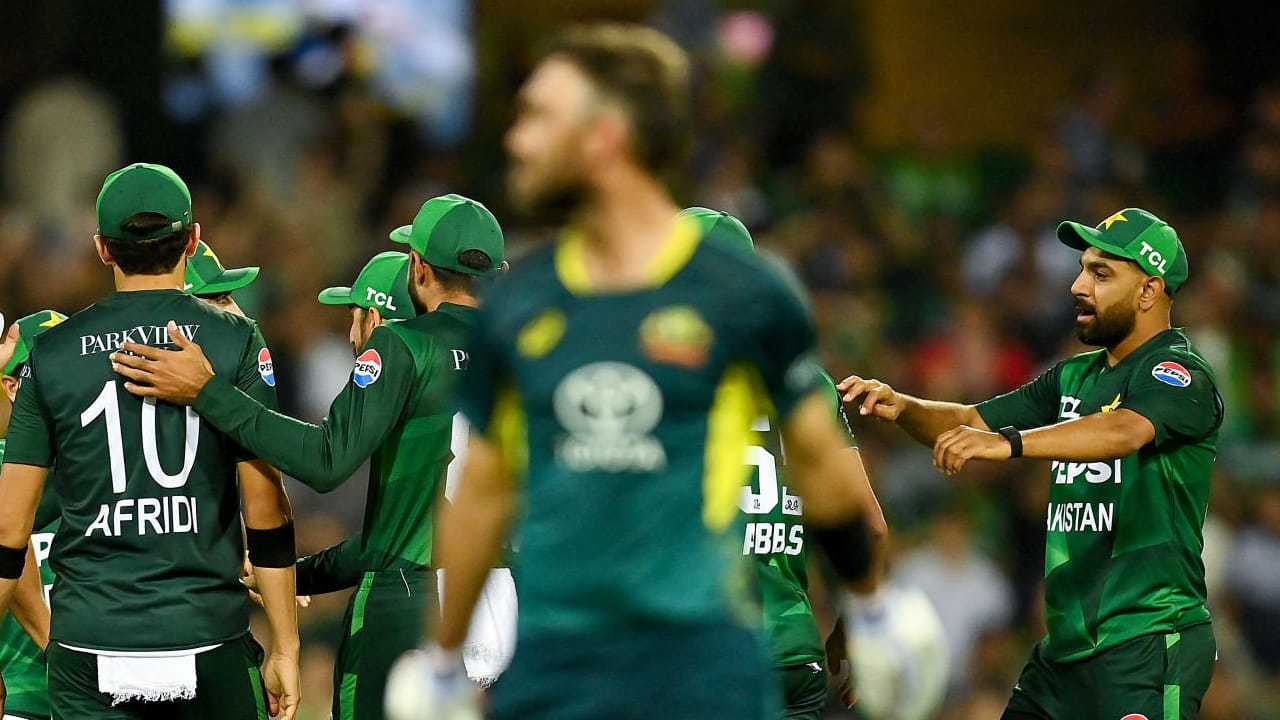 ಆದರೆ ಈ ಬಾರಿ ಪಾಕಿಸ್ತಾನ್ ಪಡೆ ಬಲಿಷ್ಠ ಆಸ್ಟ್ರೇಲಿಯಾ ತಂಡವನ್ನು ಮಕಾಡೆ ಮಲಗಿಸುವಲ್ಲಿ ಯಶಸ್ವಿಯಾಗಿದ್ದಾರೆ. ಈ ಮೂಲಕ ಬರೋಬ್ಬರಿ 111 ರನ್​ಗಳ ಅಂತರದಿಂದ ಸೋಲುಣಿಸಿ ಹೊಸ ಇತಿಹಾಸ ನಿರ್ಮಿಸಿದ್ದಾರೆ. ಅತ್ತ ನೂರಕ್ಕಿಂತ ಹೆಚ್ಚಿನ ರನ್​ಗಳ ಅಂತರದ ಸೋಲು ಕಾಣದೇ ಟಿ20 ಕ್ರಿಕೆಟ್​ನಲ್ಲಿ ಪಾರುಪತ್ಯ ಮೆರೆದಿದ್ದ ಆಸ್ಟ್ರೇಲಿಯಾ ತಂಡವು ಹೀನಾಯ ಸೋಲಿನೊಂದಿಗೆ ಭಾರೀ ಮುಖಭಂಗ ಅನುಭವಿಸಿದೆ.