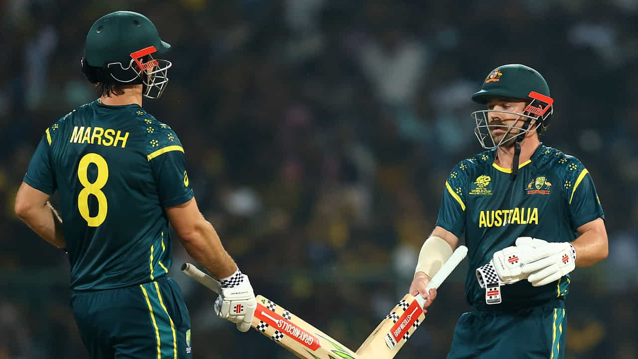 T20 World Cup 2026: ಟಿ20 ವಿಶ್ವಕಪ್ನ 30ನೇ ಪಂದ್ಯದಲ್ಲಿ ಆಸ್ಟ್ರೇಲಿಯಾ ಮತ್ತು ಶ್ರೀಲಂಕಾ ತಂಡಗಳು ಮುಖಾಮುಖಿಯಾಗಿದ್ದವು. ಪಲ್ಲೆಕೆಲೆ ಇಂಟರ್ನ್ಯಾಷನಲ್ ಮೈದಾನದಲ್ಲಿ ನಡೆದ ಈ ಪಂದ್ಯದಲ್ಲಿ ಟಾಸ್ ಗೆದ್ದ ಶ್ರೀಲಂಕಾ ತಂಡದ ನಾಯಕ ದಸುನ್ ಶಾನಕ ಬೌಲಿಂಗ್ ಆಯ್ದುಕೊಂಡಿದ್ದರು.