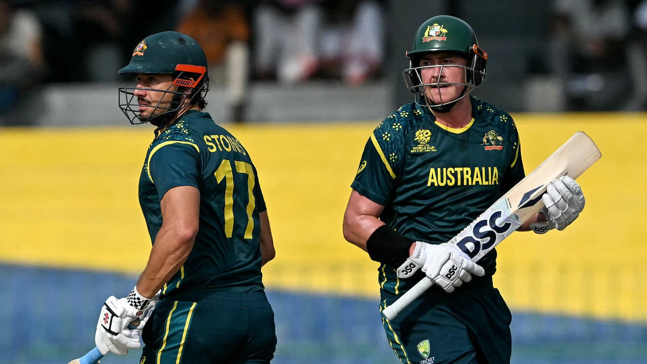 ಆದರೆ ಶ್ರೀಲಂಕಾ ಬೌಲರ್ಗಳ ಕರಾರುವಾಕ್ಕಾದ ದಾಳಿಗೆ ಕಂಗೆಟ್ಟ ಆಸ್ಟ್ರೇಲಿಯಾ ತಂಡದ ಮಧ್ಯಮ ಕ್ರಮಾಂಕದ ಬ್ಯಾಟರ್ ಗಳು ಬ್ಯಾಕ್ ಟು ಬ್ಯಾಕ್ ವಿಕೆಟ್ ಒಪ್ಪಿಸಿದ್ದಾರೆ. ಈ ಮೂಲಕ ಆಸ್ಟ್ರೇಲಿಯಾ ಟಿ20 ವಿಶ್ವಕಪ್ ಇತಿಹಾಸದಲ್ಲೇ ಮೊದಲ ವಿಕೆಟ್ಗೆ 100 ರನ್ ಗಳಿಸಿ ಆ ಬಳಿಕ ಆಲೌಟ್ ಆದ ತಂಡ ಎನಿಸಿಕೊಂಡಿದೆ.