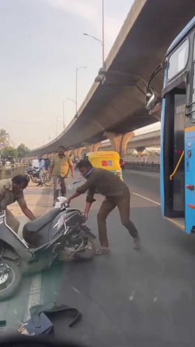 ಬೈಕ್ ನಿಯಂತ್ರಣ ತಪ್ಪಿ ಆಟೋಗೆ ಗುದ್ದಿದ ಮಹಿಳೆ