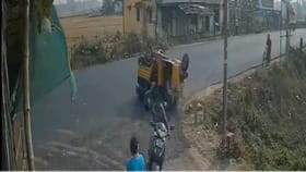 ಸ್ಕೂಟರ್​​ಗೆ ಡಿಕ್ಕಿ ತಪ್ಪಿಸಲು ಹೋಗಿ ರಿಕ್ಷಾ ಪಲ್ಟಿ; ವಿಡಿಯೋ ವೈರಲ್