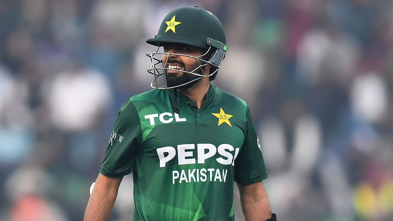 ಪಾಕಿಸ್ತಾನ್ ಪರ ಈವರೆಗೆ 132 ಟಿ20 ಇನಿಂಗ್ಸ್ ಆಡಿರುವ ಬಾಬರ್ ಆಝಂ ಮೂರು ಶತಕ ಹಾಗೂ 39 ಅರ್ಧಶತಕಗಳೊಂದಿಗೆ ಒಟ್ಟು 4505 ರನ್​ ಕಲೆಹಾಕಿದ್ದಾರೆ. ಈ ಮೂಲಕ ಟಿ20 ಅಂತಾರಾಷ್ಟ್ರೀಯ ಕ್ರಿಕೆಟ್ ಇತಿಹಾಸದಲ್ಲೇ 4500 ಕ್ಕಿಂತ ಅಧಿಕ ರನ್​ಗಳಿಸಿದ ವಿಶ್ವದ ಮೊದಲ ಬ್ಯಾಟರ್ ಎಂಬ ವಿಶ್ವ ದಾಖಲೆಯನ್ನು ತಮ್ಮದಾಗಿಸಿಕೊಂಡಿದ್ದಾರೆ.