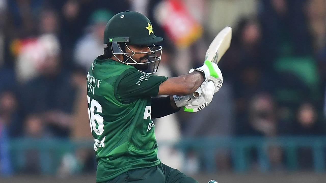 ಲಾಹೋರ್​ನ ಗದ್ದಾಫಿ ಸ್ಟೇಡಿಯಂನಲ್ಲಿ ನಡೆದ ಆಸ್ಟ್ರೇಲಿಯಾ ವಿರುದ್ಧದ ಮೂರನೇ ಟಿ20 ಪಂದ್ಯದಲ್ಲಿ ಬಾಬರ್ ಆಝಂ 36 ಎಸೆತಗಳಲ್ಲಿ ಅಜೇಯ 50 ರನ್ ಬಾರಿಸಿದ್ದರು. ಈ ಅರ್ಧಶತಕದೊಂದಿಗೆ ಬಾಬರ್ ಟಿ20 ಕ್ರಿಕೆಟ್​ನಲ್ಲಿ 4500 ರನ್​ಗಳನ್ನು ಪೂರೈಸಿದ್ದಾರೆ.