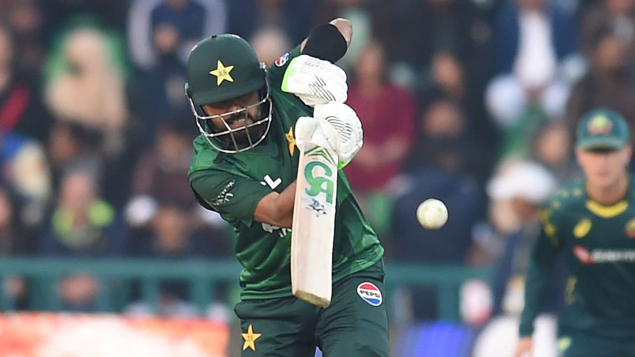 ಈ ಮೂಲಕ ಟಿ20 ಅಂತಾರಾಷ್ಟ್ರೀಯ ಕ್ರಿಕೆಟ್​ನಲ್ಲಿ 4500 ರನ್​ಗಳ ಗಡಿದಾಟಿದ ವಿಶ್ವದ ಮೊದಲ ಬ್ಯಾಟರ್ ಎಂಬ ವಿಶ್ವ ದಾಖಲೆಯನ್ನು ಬಾಬರ್ ಆಝಂ ತಮ್ಮದಾಗಿಸಿಕೊಂಡಿದ್ದಾರೆ. ಬಾಬರ್​ನನ್ನು ಹೊರತುಪಡಿಸಿ ಯಾವುದೇ ಬ್ಯಾಟರ್ 4250 ಕ್ಕಿಂತ ಹೆಚ್ಚಿನ ರನ್​ ಗಳಿಸಿಲ್ಲ.