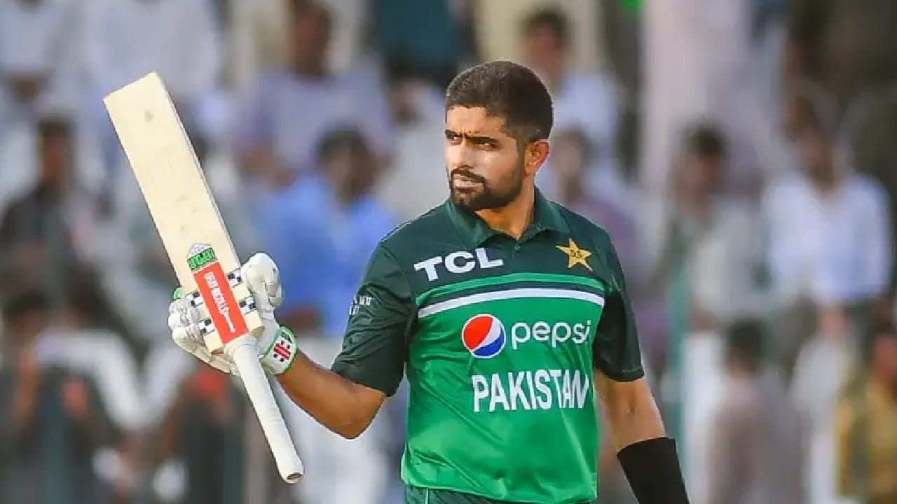 ಇದೀಗ ಸ್ಮೃತಿ ಮಂಧಾನ ಅವರ ಮುಂದಿರುವುದು ಪಾಕಿಸ್ತಾನದ ಬಾಬರ್ ಆಝಂ. ಅಂದರೆ ಪುರುಷರ ಟಿ20 ಅಂತಾರಾಷ್ಟ್ರೀಯ ಕ್ರಿಕೆಟ್​ನಲ್ಲಿ ಅತ್ಯಧಿಕ ರನ್​ಗಳಿಸಿದ ಬ್ಯಾಟರ್​ಗಳ ಪಟ್ಟಿಯಲ್ಲಿ ಬಾಬರ್ ಅಗ್ರಸ್ಥಾನದಲ್ಲಿದ್ದು, ಈವರೆಗೆ 135 ಇನಿಂಗ್ಸ್​ಗಳ ಮೂಲಕ 4571 ರನ್​ ಕಲೆಹಾಕಿದ್ದಾರೆ.