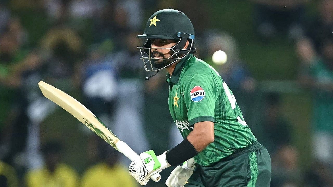 ಅಂದರೆ ಟಿ20 ವಿಶ್ವಕಪ್​ ಟೂರ್ನಿಯಲ್ಲಿ ಕನಿಷ್ಠ 500 ರನ್​ಗಳಿಸಿರುವ ಬ್ಯಾಟರ್​ಗಳ ಪಟ್ಟಿಯಲ್ಲಿ ಅತೀ ಕಡಿಮೆ ಸ್ಟ್ರೈಕ್ ರೇಟ್​ನಲ್ಲಿ ಬ್ಯಾಟ್ ಬೀಸಿರುವ ಬ್ಯಾಟರ್ ಬಾಬರ್. ಇದಕ್ಕೂ ಮುನ್ನ ಈ ಹೀನಾಯ ದಾಖಲೆ ಪಾಕಿಸ್ತಾನದ ಮಾಜಿ ಆಟಗಾರ ಮೊಹಮ್ಮದ್ ಹಫೀಝ್ ಹೆಸರಿನಲ್ಲಿತ್ತು.