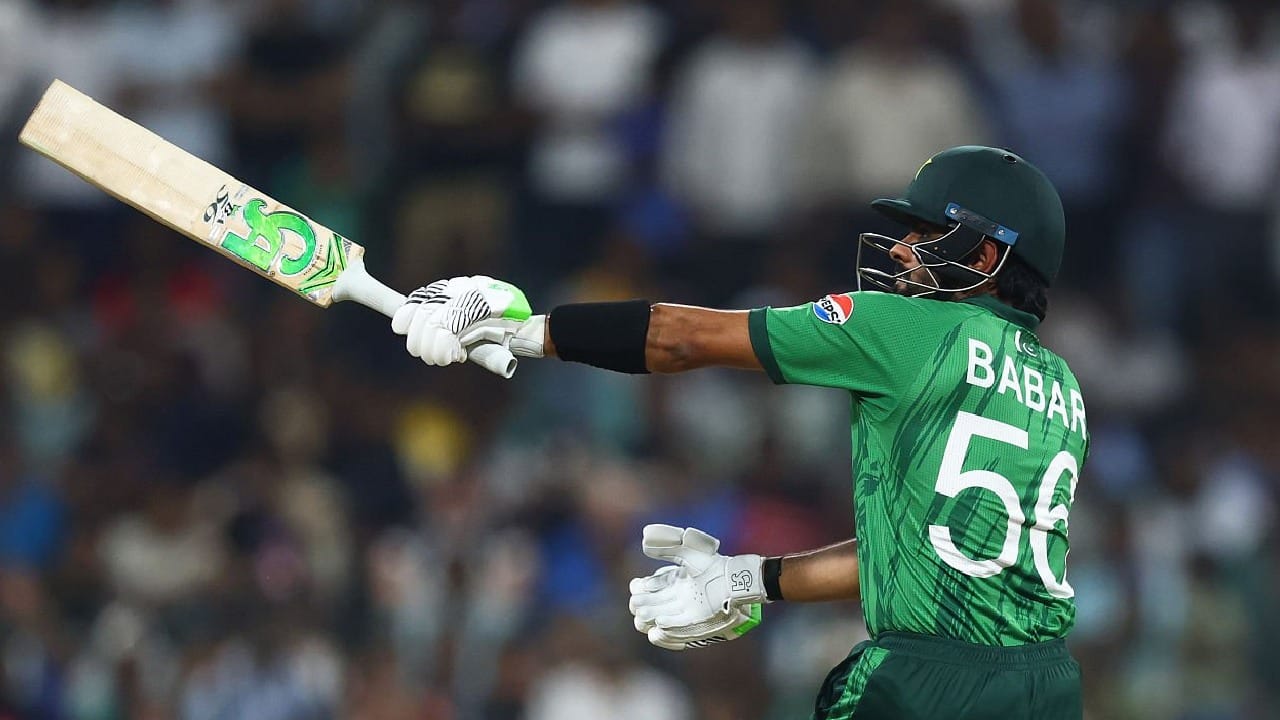 ಪಲ್ಲೆಕೆಲೆ ಇಂಟರ್​ನ್ಯಾಷನಲ್ ಸ್ಟೇಡಿಯಂನಲ್ಲಿ ನಡೆದ ಟಿ20 ವಿಶ್ವಕಪ್​ನ 45ನೇ ಪಂದ್ಯದಲ್ಲಿ ಇಂಗ್ಲೆಂಡ್ ವಿರುದ್ಧ ಮೂರನೇ ಕ್ರಮಾಂಕದಲ್ಲಿ ಕಣಕ್ಕಿಳಿದ ಬಾಬರ್ ಆಝಂ 24 ಎಸೆತಗಳಲ್ಲಿ ಕಲೆಹಾಕಿದ್ದು ಕೇವಲ 25 ರನ್​ಗಳು ಮಾತ್ರ. ಈ 25 ರನ್​ಗಳೊಂದಿಗೆ ವಿಶ್ವಕಪ್​ ಇತಿಹಾಸದಲ್ಲಿ ಅತೀ ಕಡಿಮೆ ಸ್ಟ್ರೈಕ್ ರೇಟ್ ಹೊಂದಿರುವ ಬ್ಯಾಟರ್​ ಎಂಬ ಅನಗತ್ಯ ದಾಖಲೆಯೊಂದನ್ನು ಬಾಬರ್ ತಮ್ಮದಾಗಿಸಿಕೊಂಡಿದ್ದಾರೆ.