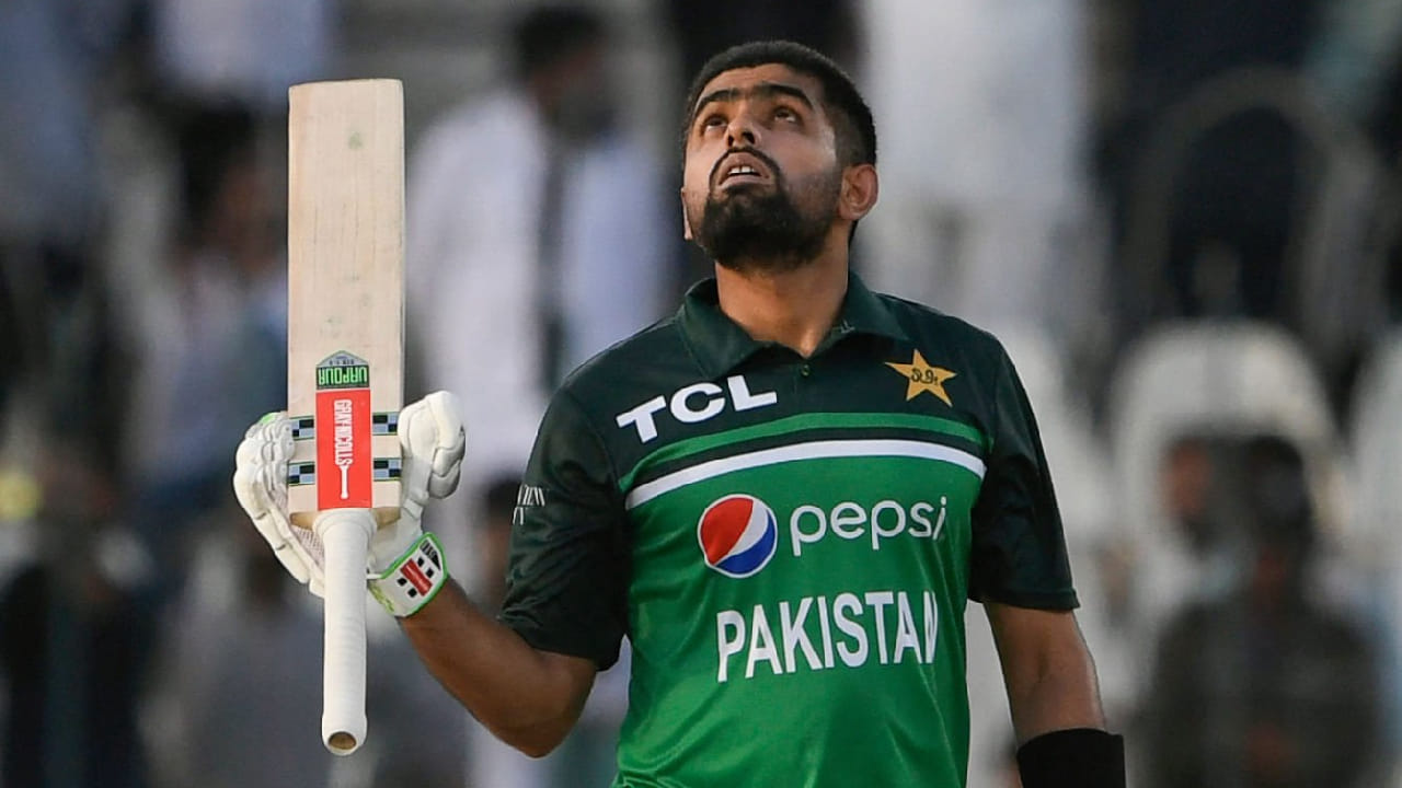 ಟಿ20 ಅಂತಾರಾಷ್ಟ್ರೀಯ ಕ್ರಿಕೆಟ್​ನಲ್ಲಿ 48 ಬ್ಯಾಟರ್​ಗಳು 2 ಸಾವಿರಕ್ಕಿಂತ ಅಧಿಕ ರನ್ ಕಲೆಹಾಕಿದ್ದಾರೆ. ಈ 48 ಬ್ಯಾಟರ್​ಗಳಲ್ಲಿ 12 ಮಂದಿ 3 ಸಾವಿರಕ್ಕಿಂತ ಅಧಿಕ ರನ್​ ಗಳಿಸಿದ್ದಾರೆ. ಇನ್ನು ಈ ಹನ್ನೆರಡು ಮಂದಿಯಲ್ಲಿ 4 ಸಾವಿರ ರನ್​ಗಳ ಗಡಿದಾಟಿರುವುದು ಕೇವಲ ಮೂವರು ಮಾತ್ರ. ಇವರಲ್ಲಿ ಅಗ್ರಸ್ಥಾನದಲ್ಲಿರುವುದು ಬಾಬರ್ ಆಝಂ.