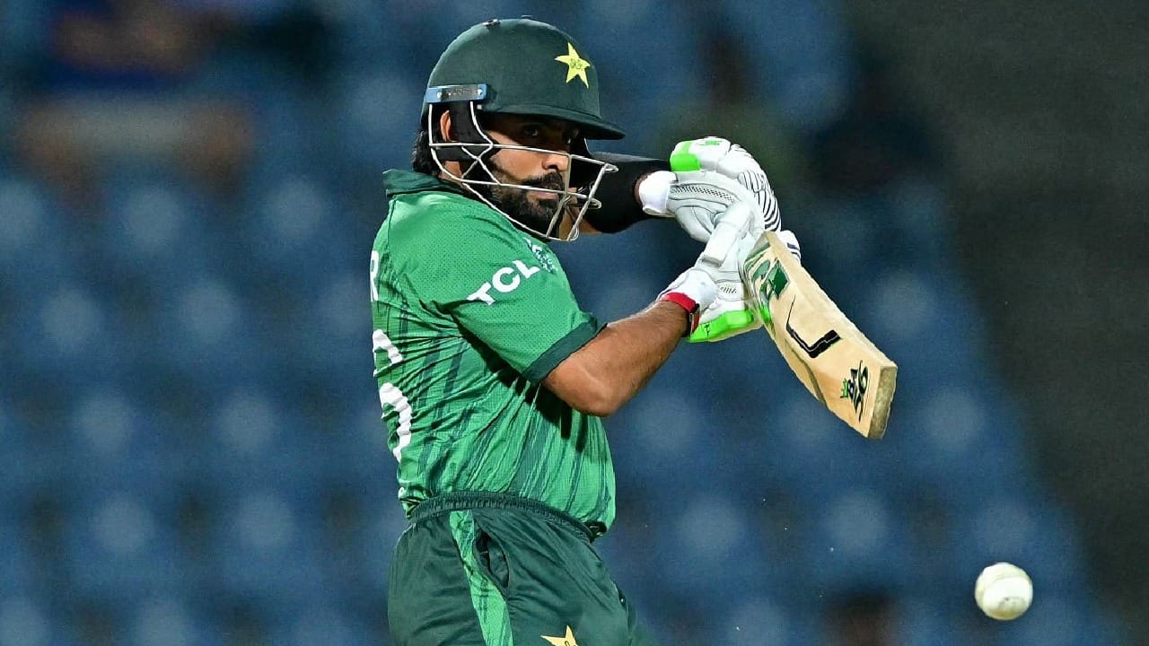 ಇದೀಗ ಈ ಹೀನಾಯ ದಾಖಲೆಯನ್ನು ಬಾಬರ್ ಆಝಂ ತಮ್ಮದಾಗಿಸಿಕೊಂಡಿದ್ದಾರೆ. ಟಿ20 ವಿಶ್ವಕಪ್​ನಲ್ಲಿ ಈವರೆಗೆ 21 ಇನಿಂಗ್ಸ್ ಆಡಿರುವ ಬಾಬರ್ ಆಝಂ ಒಟ್ಟು 640 ರನ್​ ಕಲೆಹಾಕಿದ್ದಾರೆ. ಈ 640 ರನ್​ಗಳಿಸಲು ಅವರು ತೆಗೆದುಕೊಂಡಿರುವುದು ಬರೋಬ್ಬರಿ 574 ಎಸೆತಗಳನ್ನು ಎಂಬುದು ವಿಶೇಷ. ಅಂದರೆ ಕೇವಲ 111.5 ರ ಸ್ಟ್ರೈಕ್ ರೇಟ್​ನಲ್ಲಿ ರನ್​ ಗಳಿಸಿದ್ದಾರೆ. ಈ ಮೂಲಕ ಟಿ20 ವಿಶ್ವಕಪ್ ಇತಿಹಾಸದಲ್ಲೇ ಅತೀ ಕಡಿಮೆ ಸ್ಟ್ರೈಕ್ ರೇಟ್​ನಲ್ಲಿ 500 ಕ್ಕೂ ಅಧಿಕ ರನ್​ ಗಳಿಸಿದ ಬ್ಯಾಟರ್ ಎನಿಸಿಕೊಂಡಿದ್ದಾರೆ.