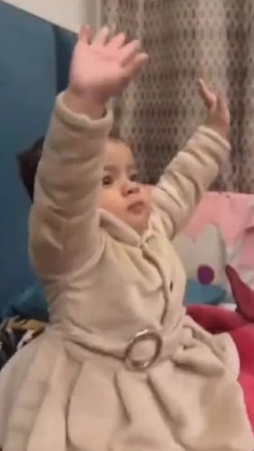 ಫೇವರೆಟ್ ಹಾಡು ಕೇಳುತ್ತಿದ್ದಂತೆ ನಿದ್ರೆಯಿಂದೆದ್ದು ಡ್ಯಾನ್ಸ್ ಮಾಡಿದ ಕಂದ