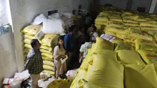 ಬಳ್ಳಾರಿ: ಗೋಡೌನ್‌ನಲ್ಲಿ ಅಕ್ರಮವಾಗಿ ಯೂರಿಯಾ ಗೊಬ್ಬರ ಸ್ಟಾಕ್; ಅಧಿಕಾರಿಗಳಿಂದ ದಾಳಿ