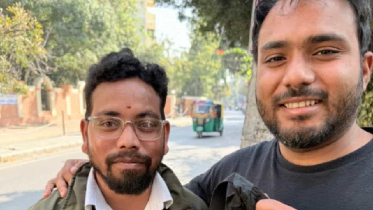 ಬೆಂಗಳೂರು ಚಾಲಕನ ಪ್ರಾಮಾಣಿಕತೆ: ಕ್ಯಾಬ್ನಲ್ಲಿ ಬ್ಯಾಗ್ ಮರೆತ ಪ್ರಯಾಣಿಕನಿಗಾಗಿ ಮಧ್ಯರಾತ್ರಿ ಹುಡುಕಾಟ ನಡೆಸಿದ ಚಾಲಕ ಬೆಂಗಳೂರು ಚಾಲಕನ ಪ್ರಾಮಾಣಿಕತೆ: ಕ್ಯಾಬ್ನಲ್ಲಿ ಬ್ಯಾಗ್ ಮರೆತ ಪ್ರಯಾಣಿಕನಿಗಾಗಿ ಮಧ್ಯರಾತ್ರಿ ಹುಡುಕಾಟ ನಡೆಸಿದ ಚಾಲಕ