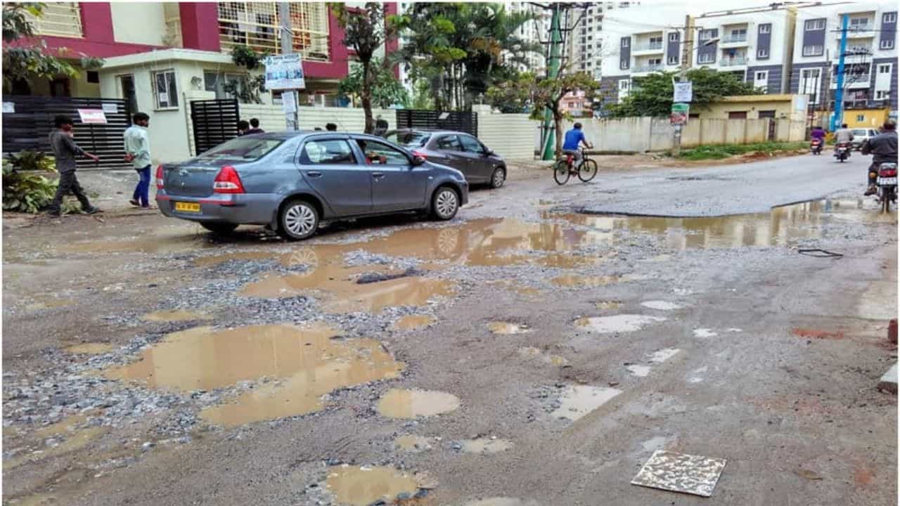 ಕೋರಮಂಗಲದಲ್ಲಿ 70 ಸಾವಿರ ರೂ, ಬಾಡಿಗೆ ಕೇಳಲು ನಾಚಿಕೆ ಆಗುವುದಿಲ್ವಾ?: ಬರಿ ತೆರೆದ ಒಳಚರಂಡಿ, ರಸ್ತೆಯ ಗುಂಡಿ, ಸಿಡಿದೆದ್ದ ಮಹಿಳೆ ಕೋರಮಂಗಲದಲ್ಲಿ 70 ಸಾವಿರ ರೂ, ಬಾಡಿಗೆ ಕೇಳಲು ನಾಚಿಕೆ ಆಗುವುದಿಲ್ವಾ?: ಬರಿ ತೆರೆದ ಒಳಚರಂಡಿ, ರಸ್ತೆಯ ಗುಂಡಿ, ಸಿಡಿದೆದ್ದ ಮಹಿಳೆ