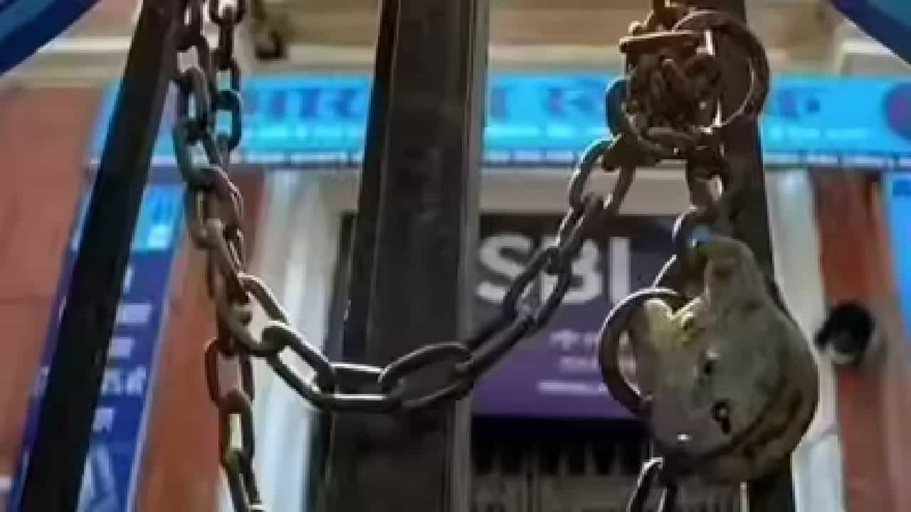 Bank Strike: ಫೆಬ್ರವರಿ 12ರಂದು ರಾಷ್ಟ್ರವ್ಯಾಪಿ ಬ್ಯಾಂಕ್ ಮುಷ್ಕರ, ಕಾರಣವೇನು? Bank Strike: ಫೆಬ್ರವರಿ 12ರಂದು ರಾಷ್ಟ್ರವ್ಯಾಪಿ ಬ್ಯಾಂಕ್ ಮುಷ್ಕರ, ಕಾರಣವೇನು?