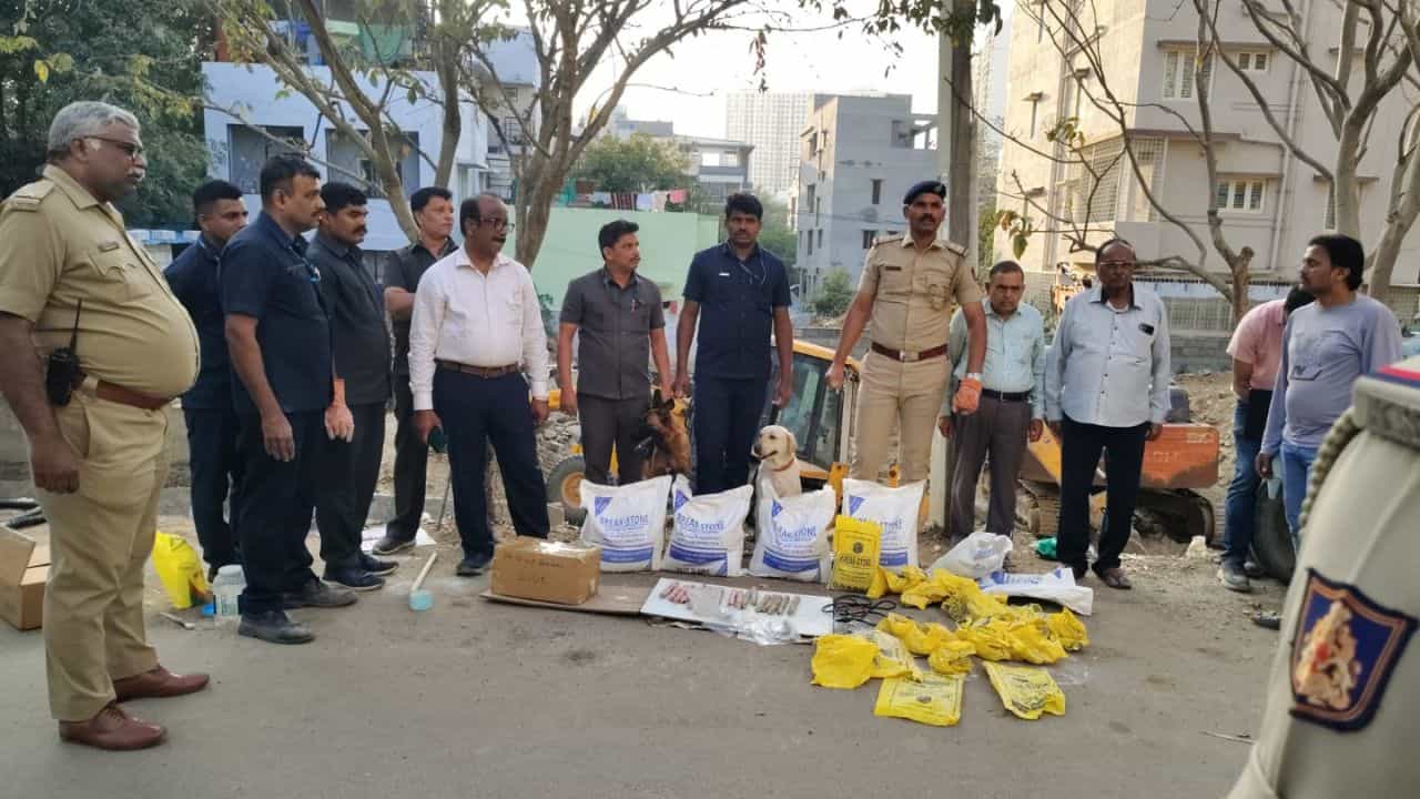 ಪೊಲೀಸರ ಸಮಯಪ್ರಜ್ಞೆಯಿಂದ ಬೆಂಗಳೂರಿನಲ್ಲಿ ತಪ್ಪಿದ ಭಾರೀ ದೊಡ್ಡ ದುರಂತ ಪೊಲೀಸರ ಸಮಯಪ್ರಜ್ಞೆಯಿಂದ ಬೆಂಗಳೂರಿನಲ್ಲಿ ತಪ್ಪಿದ ಭಾರೀ ದೊಡ್ಡ ದುರಂತ