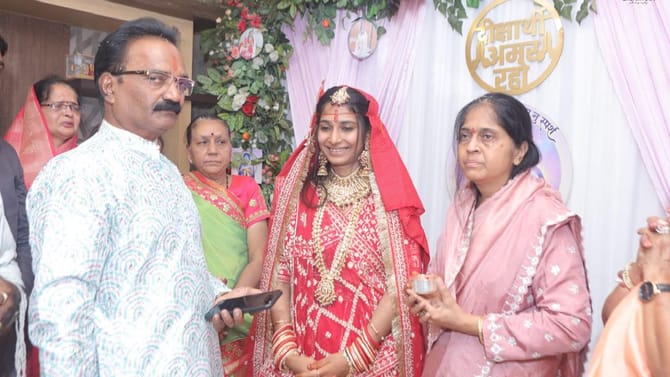 ದಾವಣಗೆರೆ ಸಿವಿಲ್ ಇಂಜಿನಿಯರಿಂಗ್ ಟಾಪರ್ ಈಗ ಜೈನ ಸನ್ಯಾಸಿ