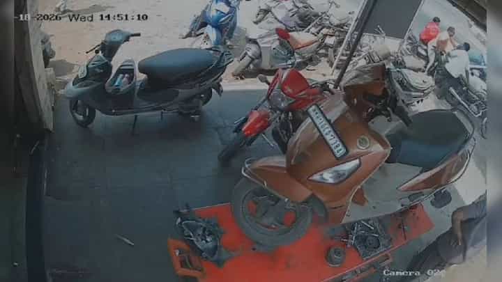 ವೇಗವಾಗಿ ಬಂದು ತಾಯಿ, ಮಗ ಇದ್ದ ಬೈಕ್ಗೆ ಡಿಕ್ಕಿ ಹೊಡೆದ ಕಾರು, ವಿಡಿಯೋ ಇಲ್ಲಿದೆ ವೇಗವಾಗಿ ಬಂದು ತಾಯಿ, ಮಗ ಇದ್ದ ಬೈಕ್ಗೆ ಡಿಕ್ಕಿ ಹೊಡೆದ ಕಾರು, ವಿಡಿಯೋ ಇಲ್ಲಿದೆ