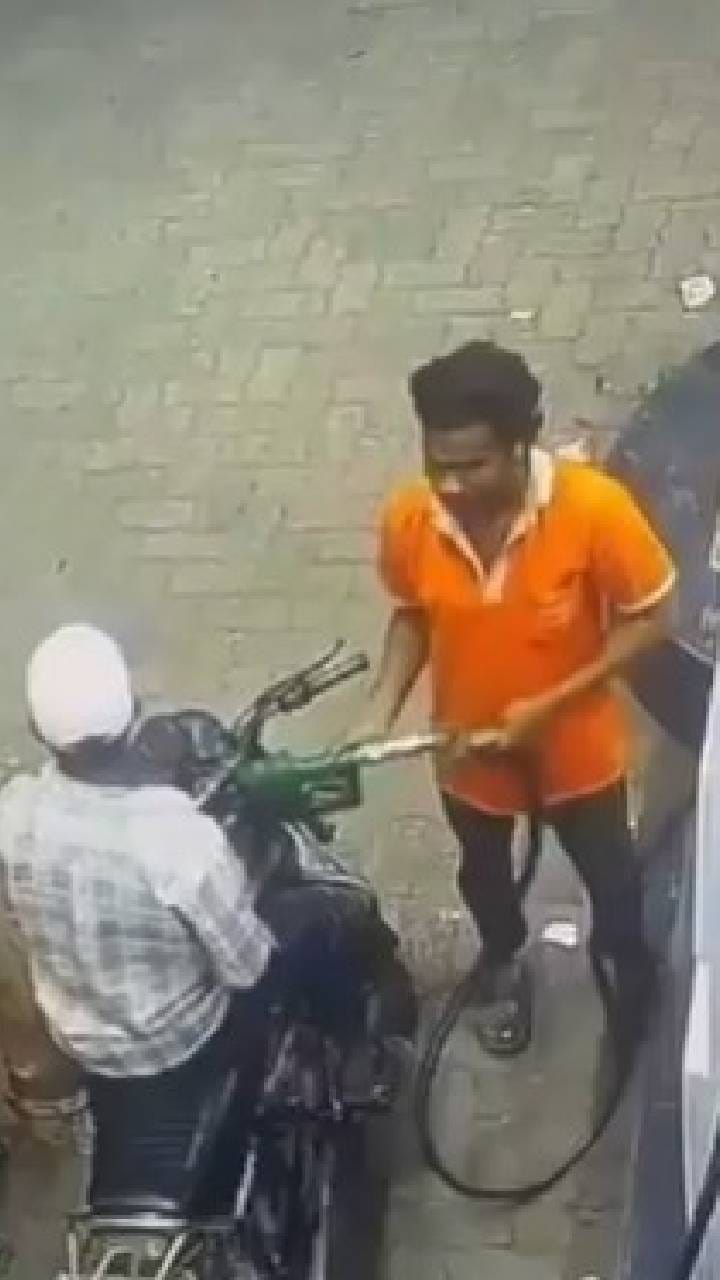 ಪೆಟ್ರೋಲ್ ತುಂಬಿಸುವ ವೇಳೆ ಸಿಗರೇಟ್ ಸೇದ್ಬೇಡ ಎಂದಿದ್ದಕ್ಕೆ ಸ್ನೇಹಿತನ ಬೈಕಿಗೆ ಬೆಂಕಿ ಇಟ್ಟ ವ್ಯಕ್ತಿ