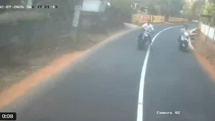 Video: ಕೇರಳದಲ್ಲಿ ಬಸ್ ಹಾಗೂ ಬೈಕ್ ನಡುವೆ ಭೀಕರ ಅಪಘಾತ, ಎದೆ ಝೆಲ್ಲೆನಿಸೋ ವಿಡಿಯೋ Video: ಕೇರಳದಲ್ಲಿ ಬಸ್ ಹಾಗೂ ಬೈಕ್ ನಡುವೆ ಭೀಕರ ಅಪಘಾತ, ಎದೆ ಝೆಲ್ಲೆನಿಸೋ ವಿಡಿಯೋ