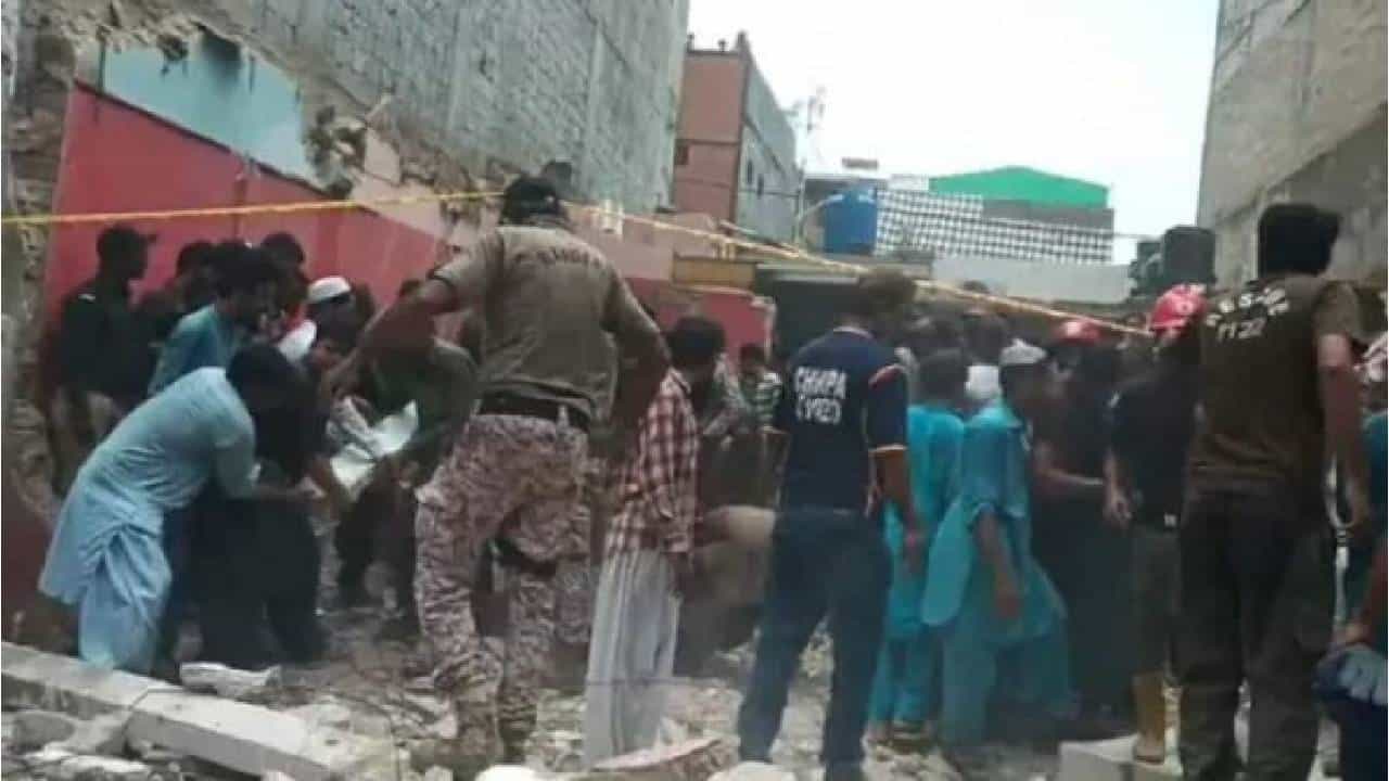 Karachi Blast: ಕರಾಚಿಯಲ್ಲಿ ಸ್ಫೋಟ, ಮಕ್ಕಳು ಸೇರಿ 16 ಮಂದಿ ಸಾವು Karachi Blast: ಕರಾಚಿಯಲ್ಲಿ ಸ್ಫೋಟ, ಮಕ್ಕಳು ಸೇರಿ 16 ಮಂದಿ ಸಾವು