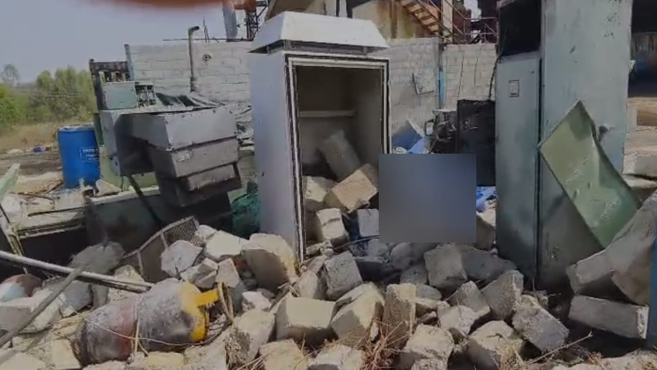 ಕಾರ್ಖಾನೆ ಸ್ಥಳಾಂತರದ ವೇಳೆ ಅವಘಡ: ಕೆಮಿಕಲ್ ಟ್ಯಾಂಕ್ ಸ್ಫೋಟಗೊಂಡು ಇಬ್ಬರು ಕಾರ್ಮಿಕರು ಸಾವು ಕಾರ್ಖಾನೆ ಸ್ಥಳಾಂತರದ ವೇಳೆ ಅವಘಡ: ಕೆಮಿಕಲ್ ಟ್ಯಾಂಕ್ ಸ್ಫೋಟಗೊಂಡು ಇಬ್ಬರು ಕಾರ್ಮಿಕರು ಸಾವು