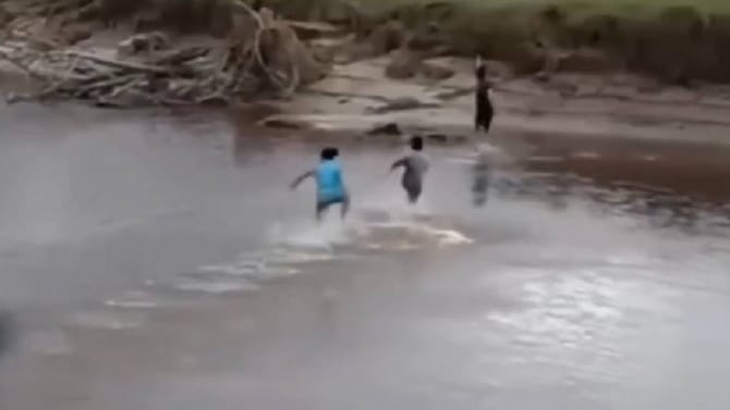 ಮಕ್ಕಳು ಬೀಚ್​​ನಲ್ಲಿ ಆಟವಾಡುತ್ತಿದ್ದಾಗ ಬಂದೇ ಬಿಡ್ತು ಭಯಾನಕ ಅಲೆ