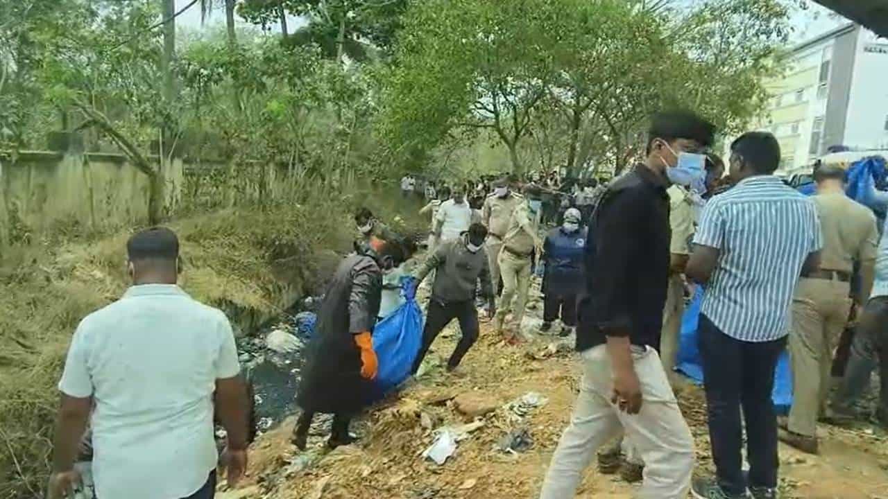 ಮೂತ್ರ ವಿಸರ್ಜನೆಗೆಂದು ಹೋದ ವ್ಯಕ್ತಿಗೆ ಕಂಡದ್ದು ಮಹಿಳೆಯ ಶವ: ಡಿಸಿಪಿ ಹೇಳಿದ್ದೇನು? ಮೂತ್ರ ವಿಸರ್ಜನೆಗೆಂದು ಹೋದ ವ್ಯಕ್ತಿಗೆ ಕಂಡದ್ದು ಮಹಿಳೆಯ ಶವ: ಡಿಸಿಪಿ ಹೇಳಿದ್ದೇನು?