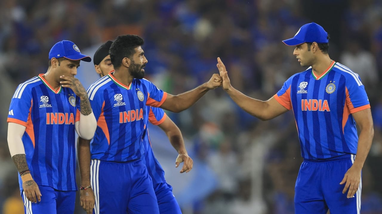 ದಕ್ಷಿಣ ಆಫ್ರಿಕಾ ವಿರುದ್ಧ ಮೂರು ವಿಕೆಟ್ ಪಡೆಯುವ ಮೂಲಕ ಬುಮ್ರಾ, ಅಶ್ವಿನ್ ಅವರ ದಾಖಲೆಯನ್ನು ಸಹ ಮುರಿದಿದ್ದಾರೆ. ಆರ್. ಅಶ್ವಿನ್ ಟಿ20 ವಿಶ್ವಕಪ್ ಇತಿಹಾಸದಲ್ಲಿ ಆಡಿದ್ದ 24 ಪಂದ್ಯಗಳ 24 ಇನ್ನಿಂಗ್ಸ್ಗಳಲ್ಲಿ 17.25 ಸರಾಸರಿಯಲ್ಲಿ 32 ವಿಕೆಟ್ಗಳನ್ನು ಕಬಳಿಸಿದ್ದರು.