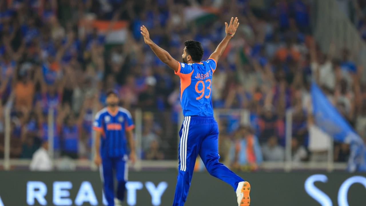 ಇದೀಗ ಜಸ್ಪ್ರೀತ್ ಬುಮ್ರಾ 2026 ರ ಟಿ20 ವಿಶ್ವಕಪ್ನಲ್ಲಿ ದಕ್ಷಿಣ ಆಫ್ರಿಕಾ ವಿರುದ್ಧ ಕಾರ್ಬಿನ್ ಬಾಷ್ ವಿಕೆಟ್ ಪಡೆಯುವ ಮೂಲಕ ಅಶ್ವಿನ್ ಅವರ ದಾಖಲೆಯನ್ನು ಮುರಿದರು. ಜಸ್ಪ್ರೀತ್ ಬುಮ್ರಾ ಈಗ ಟಿ20 ವಿಶ್ವಕಪ್ ಇತಿಹಾಸದಲ್ಲಿ ಅತಿ ಹೆಚ್ಚು ವಿಕೆಟ್ ಪಡೆದ ಭಾರತೀಯ ಬೌಲರ್ ಆಗಿದ್ದಾರೆ. ಆಡಿರುವ 22 ಪಂದ್ಯಗಳ 22 ಇನ್ನಿಂಗ್ಸ್ಗಳಲ್ಲಿ 13.36 ಸರಾಸರಿಯಲ್ಲಿ ಬುಮ್ರಾ 33 ವಿಕೆಟ್ಗಳನ್ನು ಪಡೆದಿದ್ದಾರೆ.