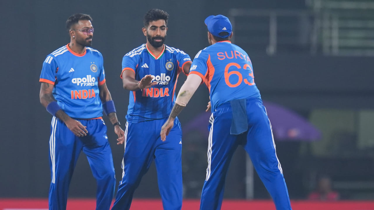 ಈ ವಿಚಾರದಲ್ಲಿ ಬುಮ್ರಾ, ವೆಸ್ಟ್ ಇಂಡೀಸ್ನ ಸ್ಯಾಮ್ಯುಯೆಲ್ ಬದ್ರಿ, ಶ್ರೀಲಂಕಾದ ಅಜಂತಾ ಮೆಂಡಿಸ್ ಮತ್ತು ನ್ಯೂಜಿಲೆಂಡ್ನ ಟಿಮ್ ಸೌಥಿ ಅವರ ದಾಖಲೆಗಳನ್ನು ಮುರಿದರು. ಟಿ20 ವಿಶ್ವಕಪ್ ಪಂದ್ಯದಲ್ಲಿ 4 ಓವರ್ಗಳ ಪೂರ್ಣ ಕೋಟಾ ಬೌಲಿಂಗ್ ಮಾಡಿದ ನಂತರ ಇವರೆಲ್ಲರೂ ತಲಾ ನಾಲ್ಕು ಬಾರಿ 15 ಅಥವಾ ಅದಕ್ಕಿಂತ ಕಡಿಮೆ ರನ್ಗಳನ್ನು ಬಿಟ್ಟುಕೊಟ್ಟಿದ್ದರು. ಆದರೀಗ ಬುಮ್ರಾ ಐದನೇ ಬಾರಿಗೆ ಈ ಸಾಧನೆ ಮಾಡಿದ್ದಾರೆ.