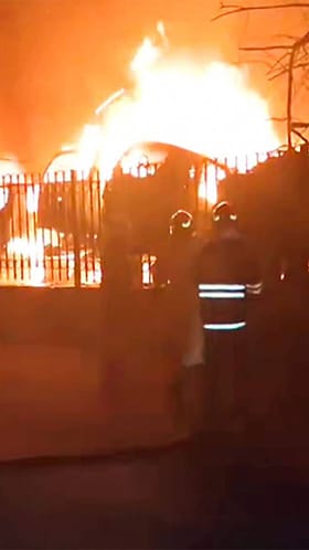 ದೆಹಲಿಯಲ್ಲಿ ಹೊತ್ತಿ ಉರಿದ ಬಸ್, ಸುಟ್ಟು ಕರಕಲಾದ ವ್ಯಕ್ತಿ