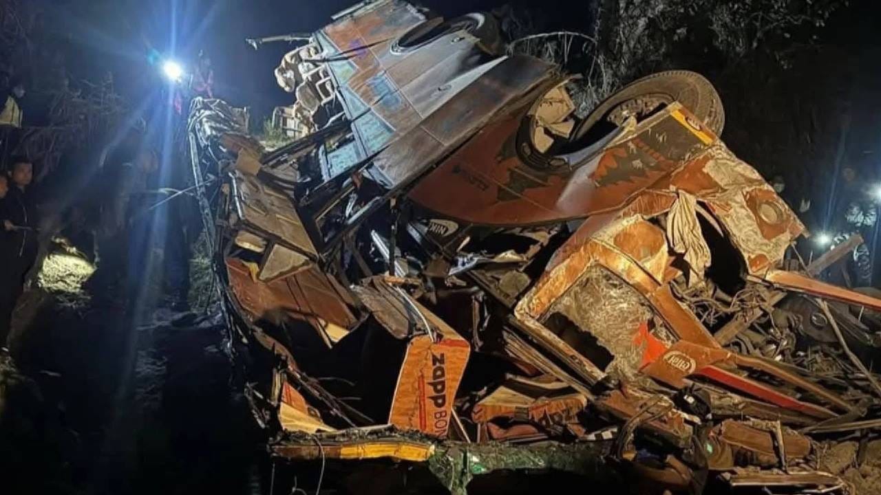 Nepal Bus Accident: ನೇಪಾಳದ ತ್ರಿಶೂಲಿ ನದಿಗೆ ಉರುಳಿದ ಬಸ್ 18 ಮಂದಿ ಸಾವು Nepal Bus Accident: ನೇಪಾಳದ ತ್ರಿಶೂಲಿ ನದಿಗೆ ಉರುಳಿದ ಬಸ್ 18 ಮಂದಿ ಸಾವು
