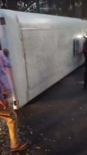 ಉದ್ಯೋಗಿಗಳನ್ನ ಕರೆದೊಯ್ಯುತ್ತಿದ್ದ ಬಸ್ ಪಲ್ಟಿ