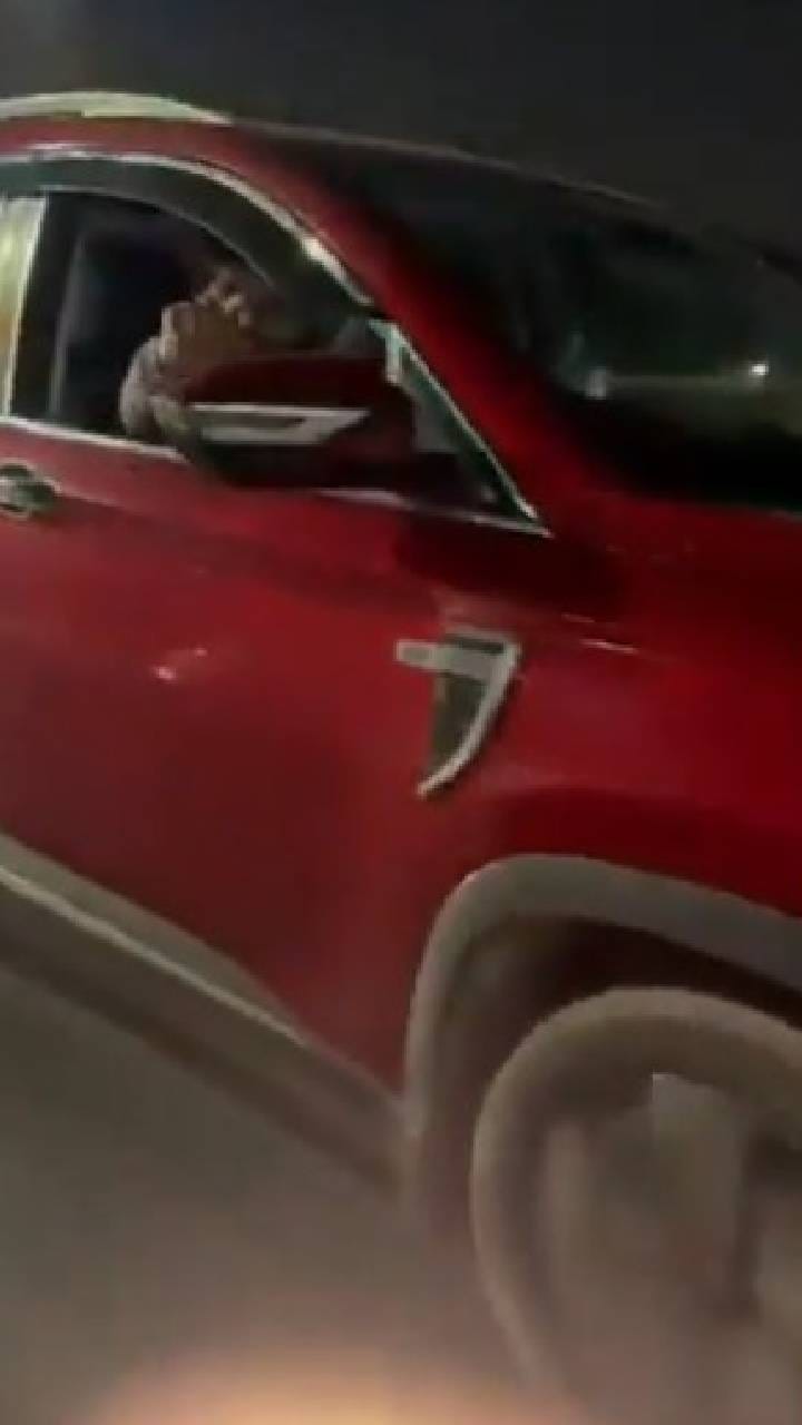 ಬೇರೆ ಕಾರಿನಲ್ಲಿ ಕುಳಿತಿದ್ದ ಮಹಿಳೆಯ ಕರೆದು ಫ್ಲೈಯಿಂಗ್ ಕಿಸ್ ಕೊಟ್ಟ ಚಾಲಕ