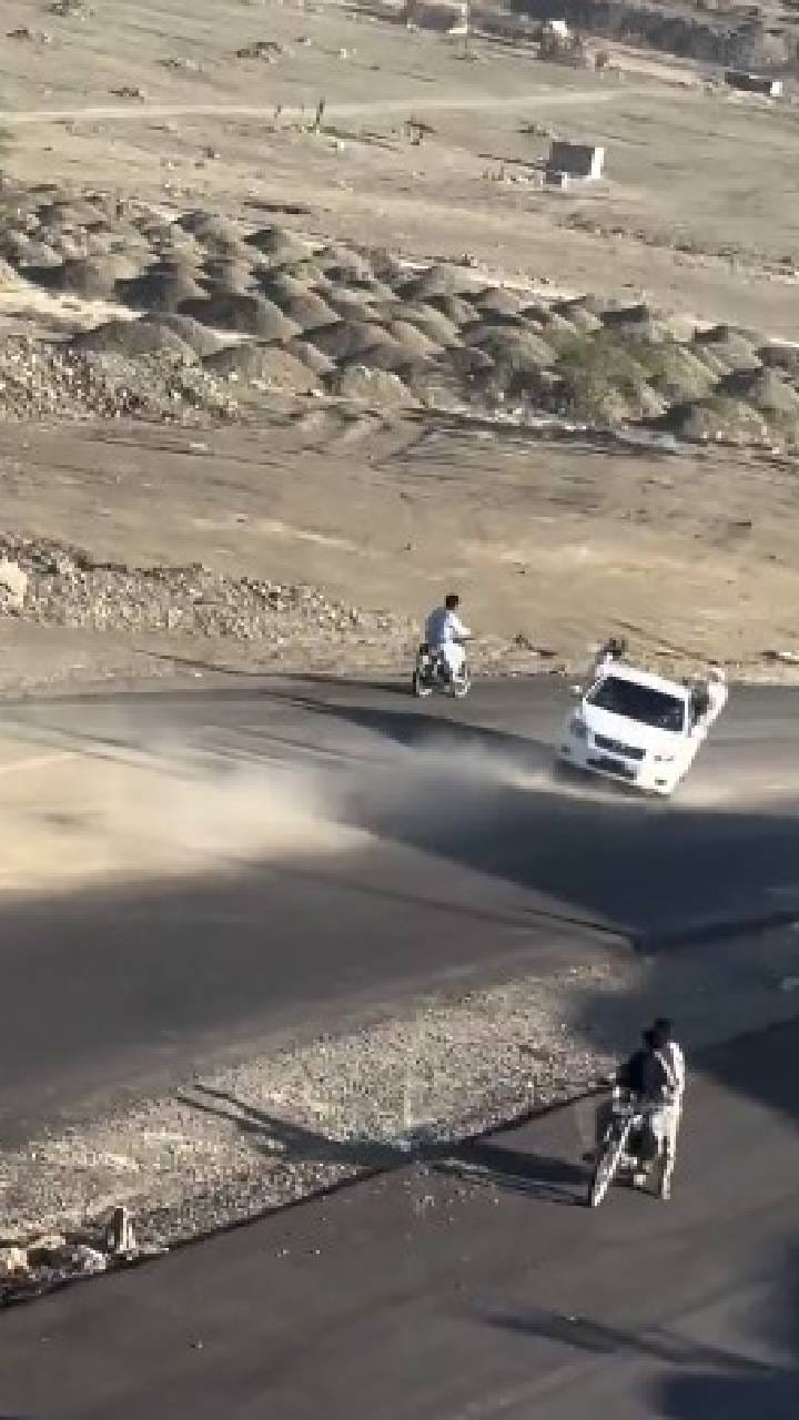 ರಿವರ್ಸ್​ ಹೋಗುತ್ತಾ ಸ್ಟಂಟ್ ಮಾಡಲು ಹೋಗಿ ಪಲ್ಟಿ ಹೊಡೆದ ಕಾರು